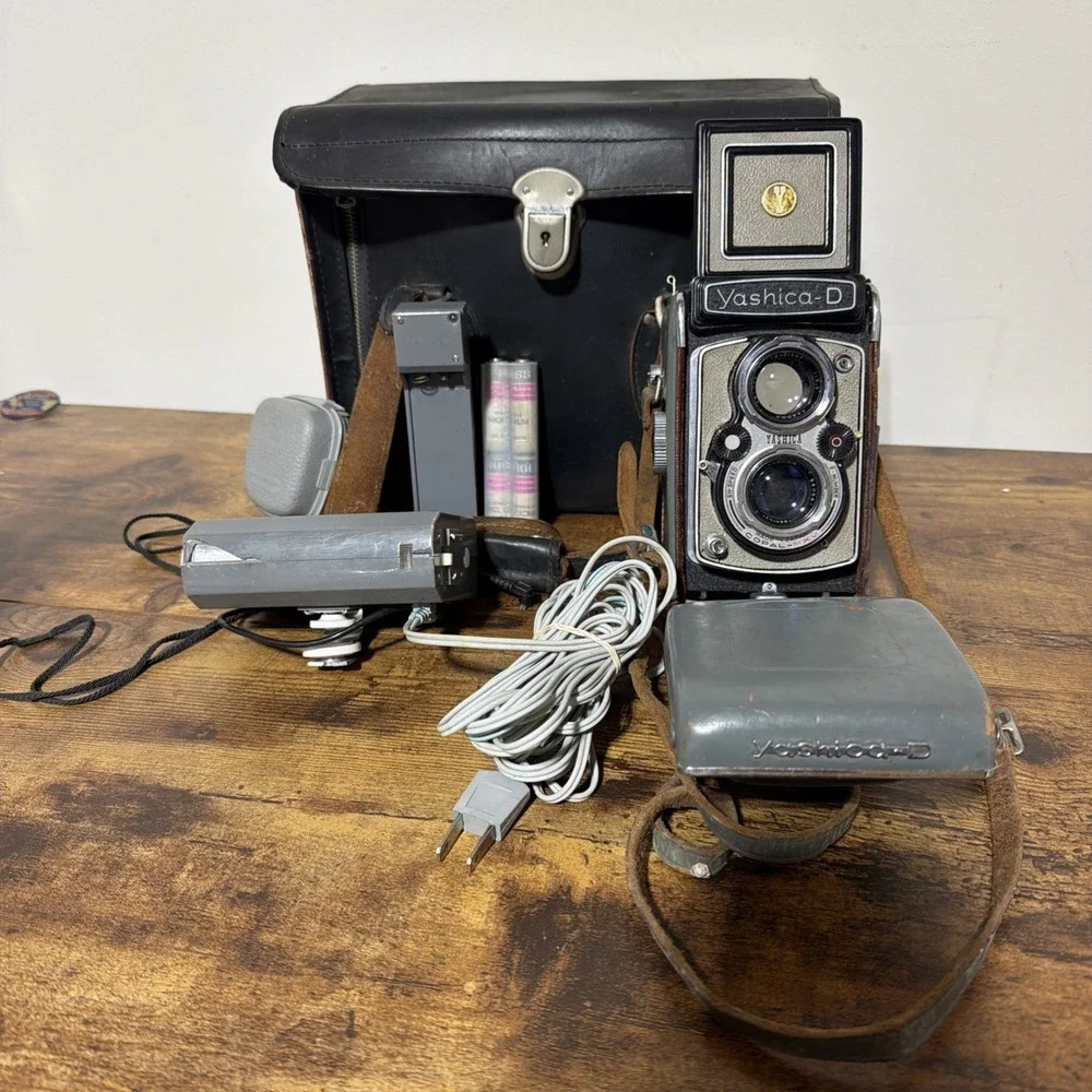 Yashica D Twin Lens Reflex Camera Copal-MXV 3.5 lens Japan Flash Accessories
